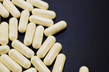 Beyaz arka planda beyaz haplar.