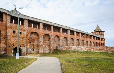 Kolomna Kremlin, Mikhailovsky (Başmelek Michael's) Kapısı ve Marinkina (Kolomenskaya) Kulesi duvarı