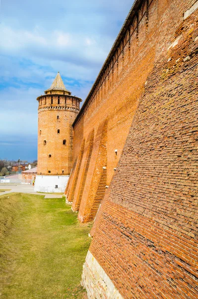 El muro del Kremlin de Kolomna y la Torre Marinkina (Kolomenskaya) — Foto de Stock