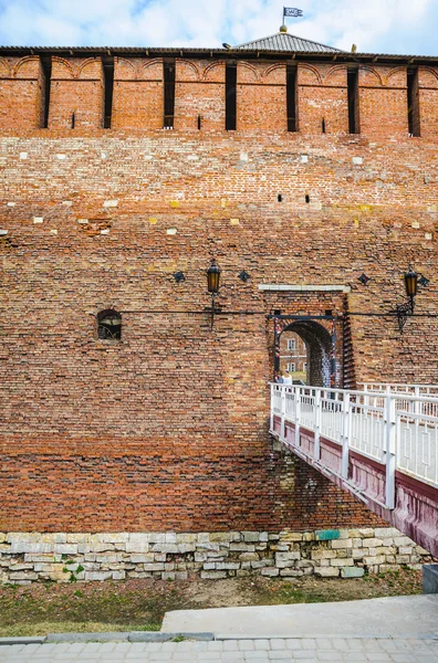 Puerta del Arcángel Miguel (Mikhailovsky) en la muralla de la fortaleza del Kremlin de Kolomna. La pasarela sobre el foso — Foto de Stock