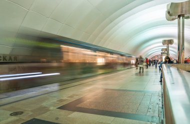 Tren Timiryazevskaya Moskova metro istasyonunda tünelde hızda hareket