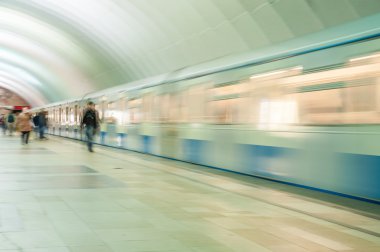 Tren Timiryazevskaya Moskova metro istasyonunda tünelde hızda hareket