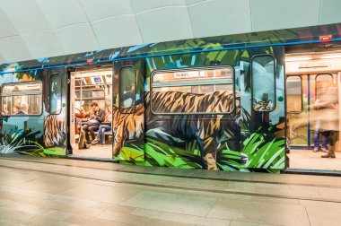 Yeni boyalı kişiselleştirilmiş tren 