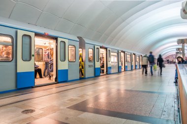 Kapılar açık metro istasyonu Timiryazevskaya, Moskova ile tren