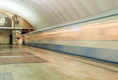 Tren Timiryazevskaya Moskova metro istasyonunda tünelde hızda hareket