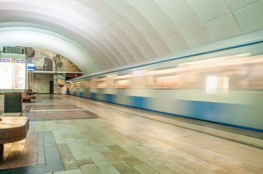 Tren Timiryazevskaya Moskova metro istasyonunda tünelde hızda hareket