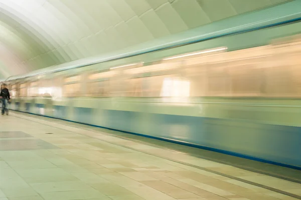 Der Zug fährt mit Geschwindigkeit in den Tunnel an der Metrostation timiryazevskaya in Moskau ab — Stockfoto