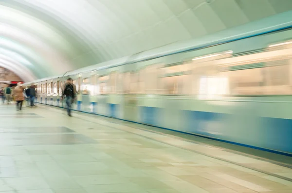 Der Zug fährt mit Geschwindigkeit in den Tunnel an der Metrostation timiryazevskaya in Moskau ab — Stockfoto