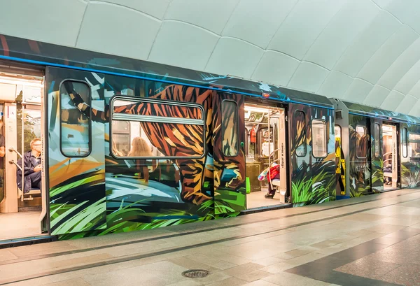 モスクワの地下鉄駅ティミリヤゼフスカヤで開かれたアムールトラに捧げられた新しい塗装パーソナライズされた列車「ストライプエクスプレス」 — ストック写真