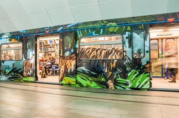 Yeni boyalı kişiselleştirilmiş tren "Çizgili Ekspres" Amur kaplanları adanmış kapılar Moskova'da Metro Istasyonu Timiryazevskaya açık — Stok fotoğraf