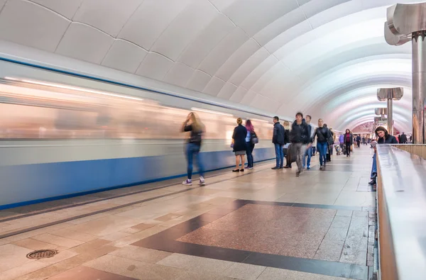 Поезд прибывает на скорости в тоннель на станции метро Тимирязевская в Москве — стоковое фото
