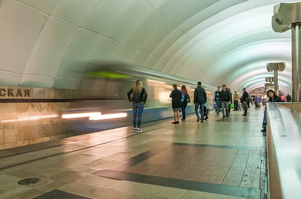 列車はモスクワの地下鉄駅ティミリャゼフスカヤのトンネルに速度で到着します — ストック写真