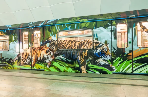 Nuovo treno personalizzato dipinto "Striped Express" dedicato alle tigri Amur alla stazione della metropolitana Timiryazevskaya a Mosca — Foto Stock