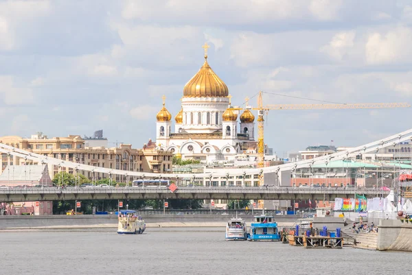 La Catedral de Cristo Salvador, el puente de Crimea y el paseo marítimo desde el muelle Gorky Park — Foto de Stock