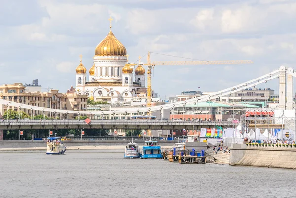 La Catedral de Cristo Salvador, el puente de Crimea y el paseo marítimo desde el muelle Gorky Park — Foto de Stock