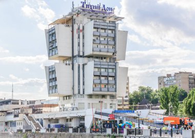 Yüksek katlı bina Rostov-on-don nehir istasyonu. Eski otel 