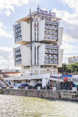 Yüksek katlı bina Rostov-on-don nehir istasyonu. Eski otel 