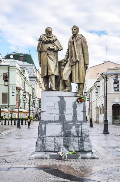 Monumento aos fundadores do teatro de arte de Moscou (ou MAT) Stanislavsky e Nemirovich-Danchenko em Kamergersky pereulok depois da chuva — Fotografia de Stock