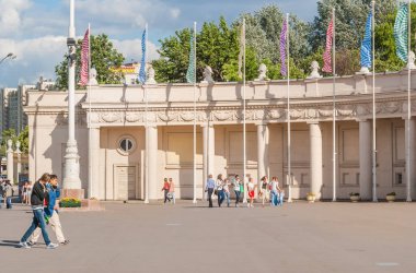 Gorki Park ana giriş. İnsanlar parkta güneşli bir günde yürümek.