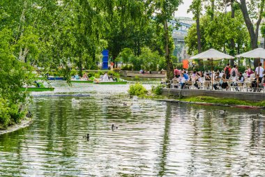 Moskova'da Gorki Park büyük Golitsinsky su birikintisi. İnsanlar sahilde bir yaz kafede rahatla ve tekneler ve katamaran üzerinde binmek