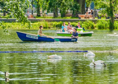 Gorki Park büyük Golitsinsky su birikintisi. İnsanlar sahilde dinlenin ve tekneler ve katamaran üzerinde binmek