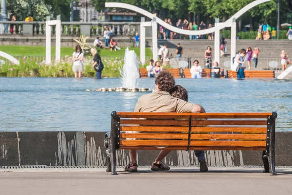 Los amantes en el banco junto a la fuente en Gorky Park — Foto de Stock