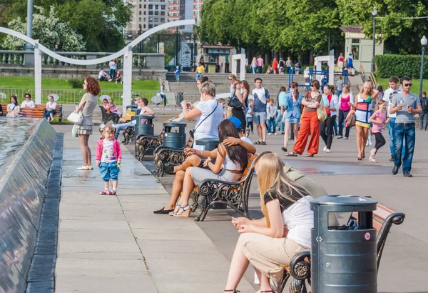 Gente de vacaciones en Gorky Park en tiempo soleado — Foto de Stock