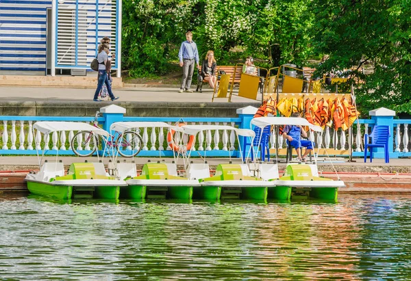 Estación de barcos en el gran estanque Golitsinsky en Gorky Park — Foto de Stock