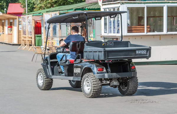 Electromobile Ezgo en Gorky Park — Foto de Stock