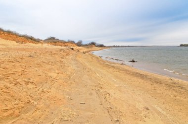 Sandy beach ve Volga Nehri
