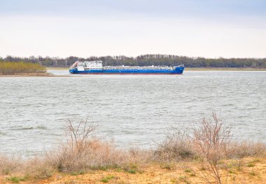 Kargo gemisi Volga Nehri üzerinde
