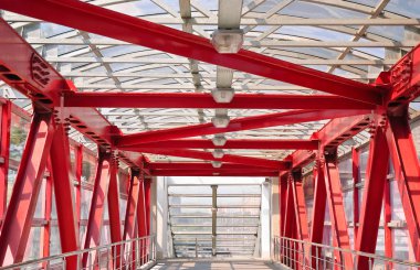 Moskova'da kırmızı yaya köprüsü