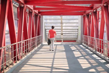 Moskova'da kırmızı yaya köprüsü