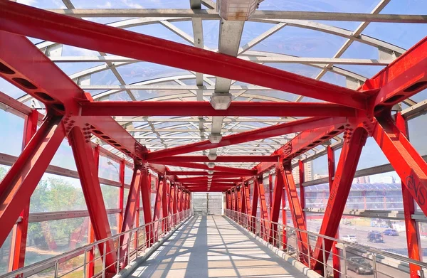 Puente peatonal rojo en Moscú — Foto de Stock