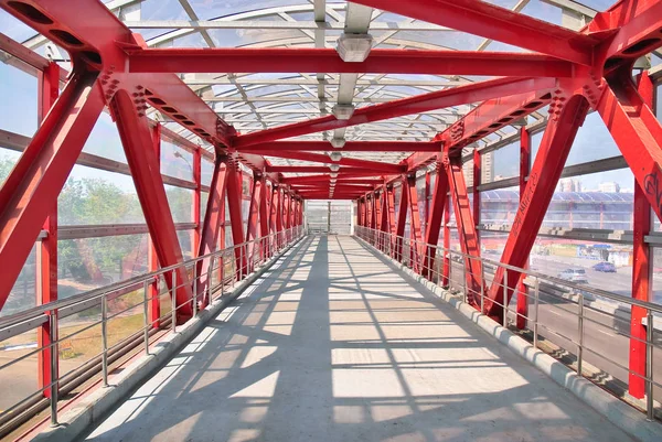 Ponte pedonale rosso a Mosca — Foto Stock