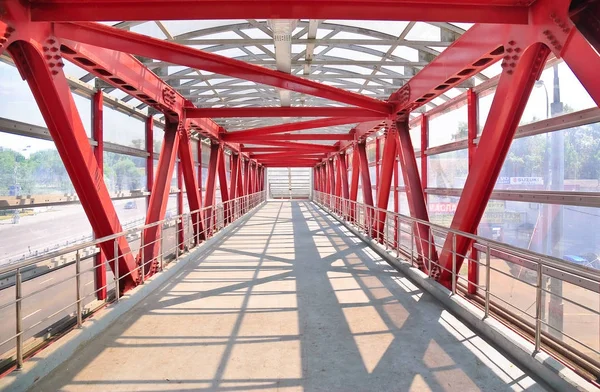 Puente peatonal rojo en Moscú —  Fotos de Stock