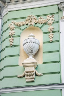 Antika stili ve çelenk Moskova'da 19 u, gayrimenkulün eski ana evin cephesinde bol vazoya