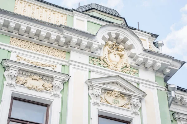 Detalhe da fachada da antiga casa principal da propriedade da cidade em Moscou — Fotografia de Stock