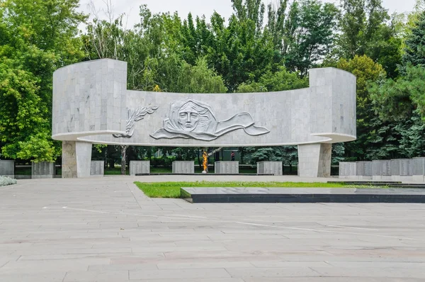 O complexo memorial "Aos soldados caídos". Túmulos de soldados da Grande guerra Patriótica e a chama eterna em Rostov-on-don — Fotografia de Stock