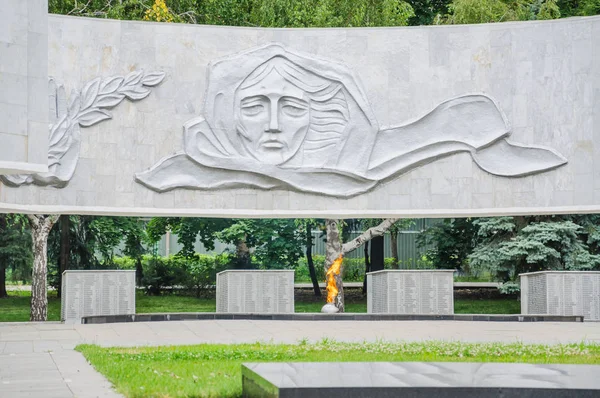 Kompleks "do poległych żołnierzy" pamięci. Groby żołnierzy Wielkiej Ojczyźnianej wojny i wieczny płomień w Rostowie nad Donem — Zdjęcie stockowe
