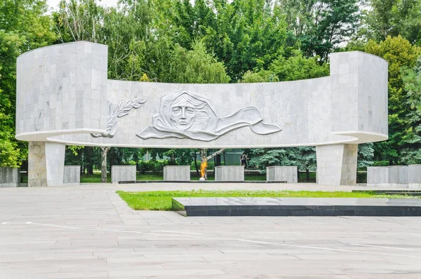 O complexo memorial "Aos soldados caídos". Túmulos de soldados da Grande guerra Patriótica e a chama eterna em Rostov-on-don — Fotografia de Stock