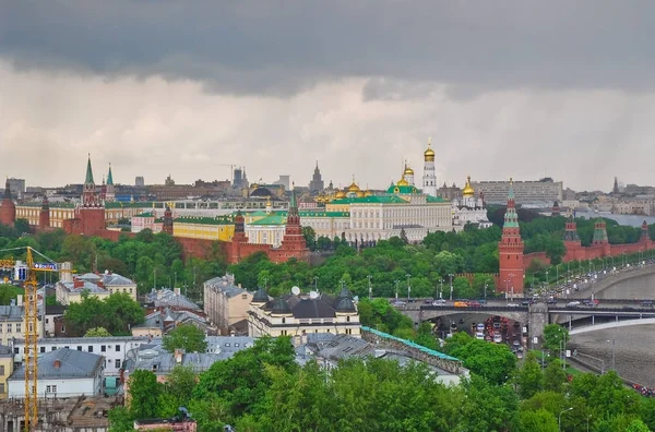 Moscú desde la altura del vuelo de las aves. Fuertes lluvias, nubes, tormentas — Foto de Stock