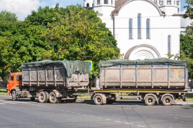 Kamaz tekerlek tabanı ile bir römork-konteyner gemisi vinçten hidrolik hooklift
