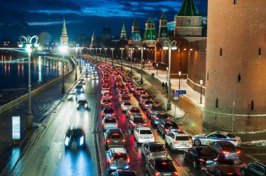 Moskova, Rusya - 17 Ocak 2017: Trafik Kremlin setin bir kış akşamında 