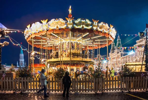 Moskova, Rusya - 17 Ocak 2017: Noel ve yeni yıl adil Kızıl meydan. Renkli dekorasyon. Ranza atlıkarınca at ile