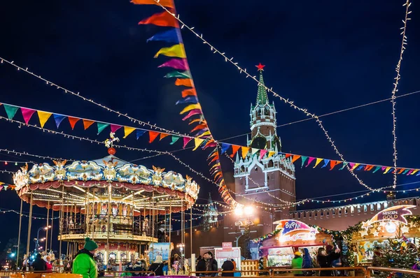 Moskova, Rusya - 17 Ocak 2017: Noel ve yeni yıl adil Kızıl meydan. Renkli dekorasyon. Ranza atlıkarınca at ile