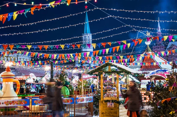 Moskova, Rusya - 17 Ocak 2017: Noel ve yeni yıl adil Kızıl meydan. Renkli dekorasyon