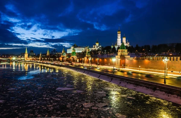 Kreml Moskiewski Zimowy Wieczór Widok Mostu Moskvoretsky Drift Lodu Rzece — Zdjęcie stockowe