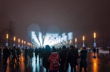 Moskova, Rusya - 1 Ocak 2017: Şenlikli aydınlatma ve bir sürü insan ana Vdnh Avenue yeni yıl arifesinde