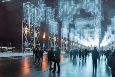 Moskova, Rusya - 1 Ocak 2017: Şenlikli aydınlatma ve bir sürü insan ana Vdnh Avenue yeni yıl arifesinde